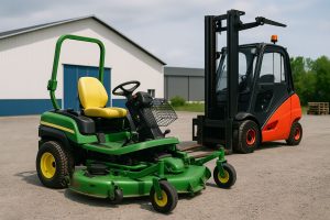 Stor grön traktor på en lantbruksauktion bland andra maskiner och folk.